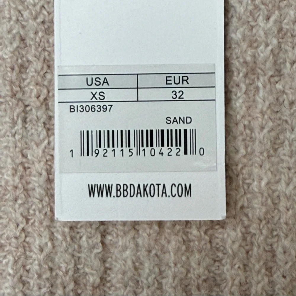 BB DAKOTA Women’s size extra small crewneck fitted cold shoulder cut out sweater